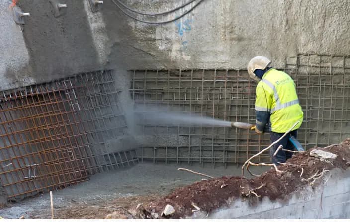 ما هي مدة رش الخرسانة بالماء في الشتاء؟ ولماذا تعتبر خطوة حاسمة في نجاح المشروع؟